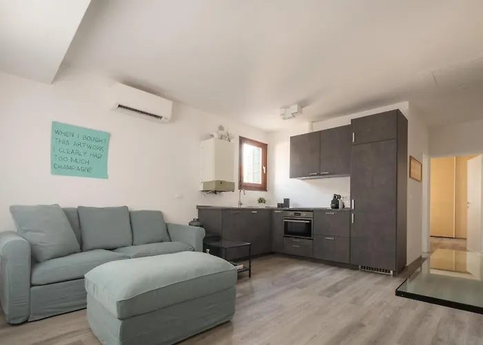 Bright Apartment On Venetian Roofs R&R