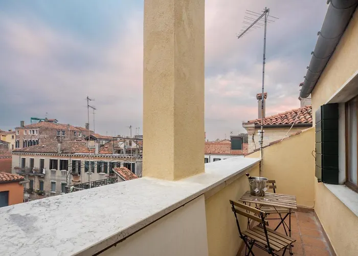Bright Apartment On Venetian Roofs R&R