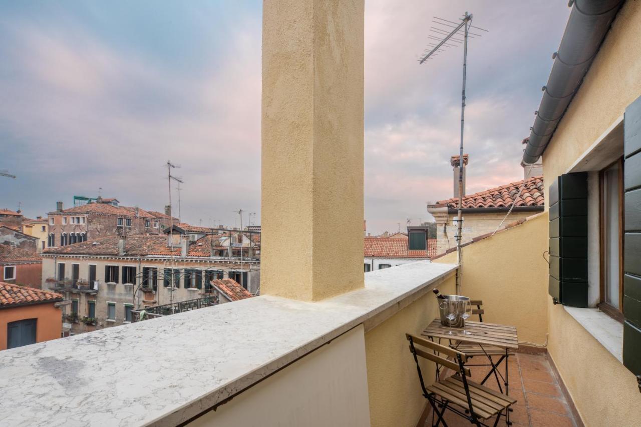 Bright On Venetian Roofs R&r Venedig